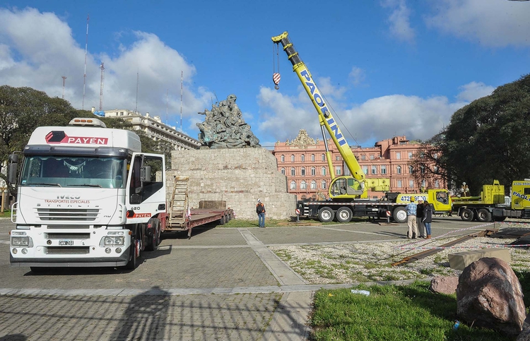 Juana-Azurduy-junto a casa rosada